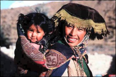 Mre pruvienne et sa petite fille ... Couple de vigognes dans l'altiplano